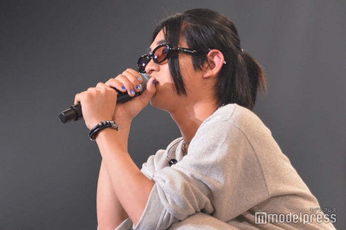 観客を見つめるedhiii boi(C)モデルプレス