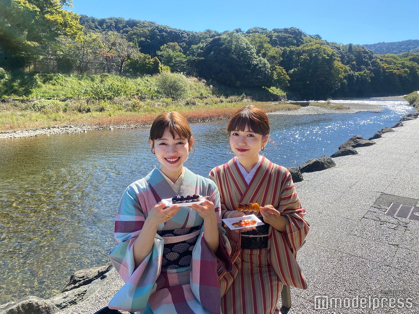 だんご屋さんの裏に流れる五十鈴川のほとりでいただきます（C）モデルプレス