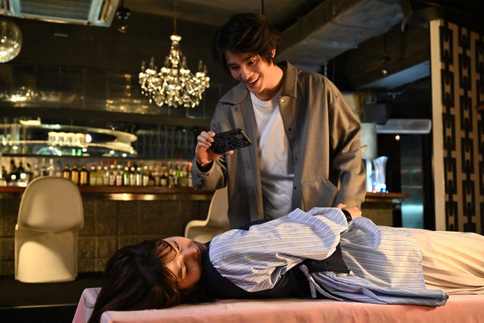 塩野瑛久、渡邉理佐「ブラックファミリア~新堂家の復讐~」最終話より(C)読売テレビ