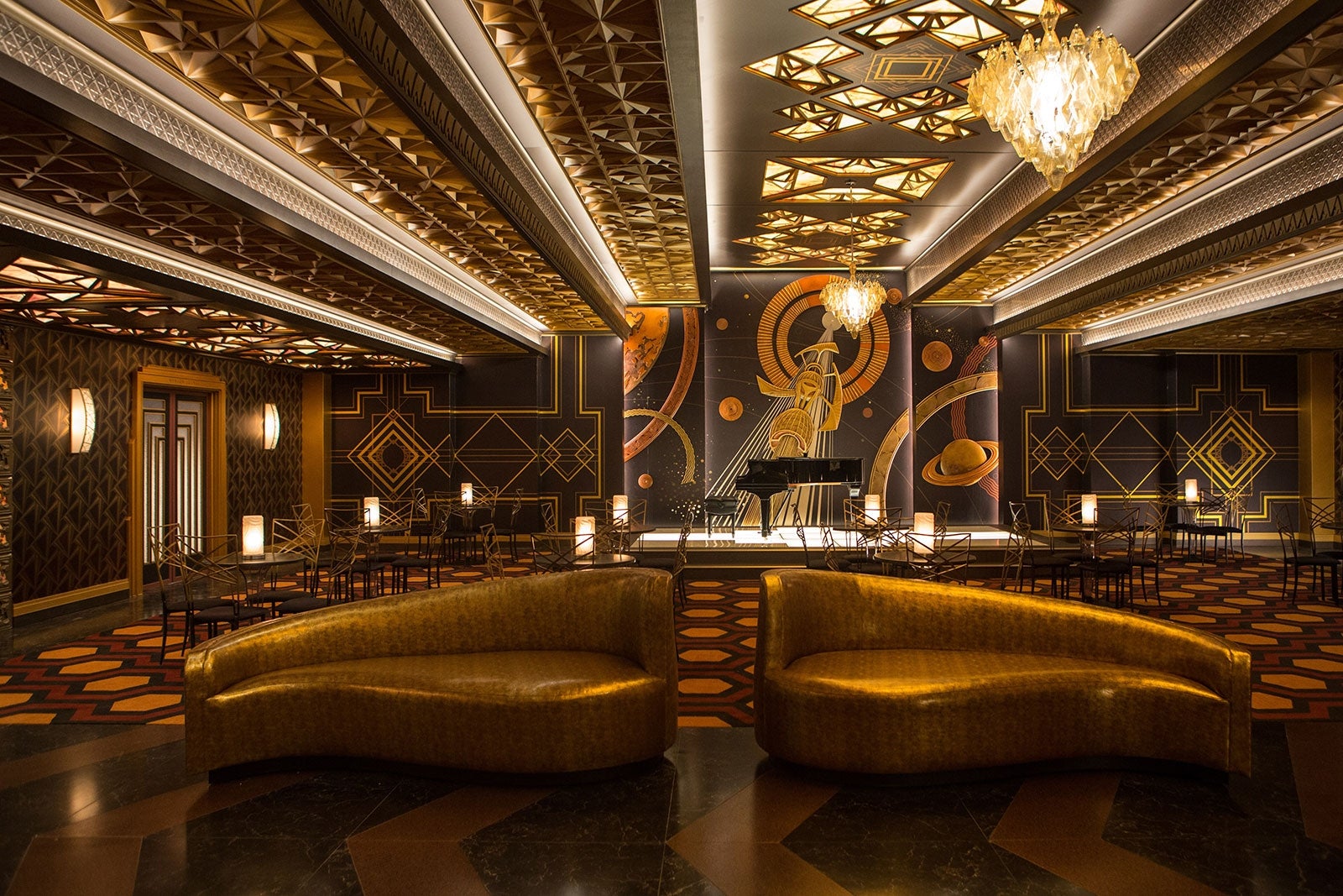 ラウンジも豪華な装飾