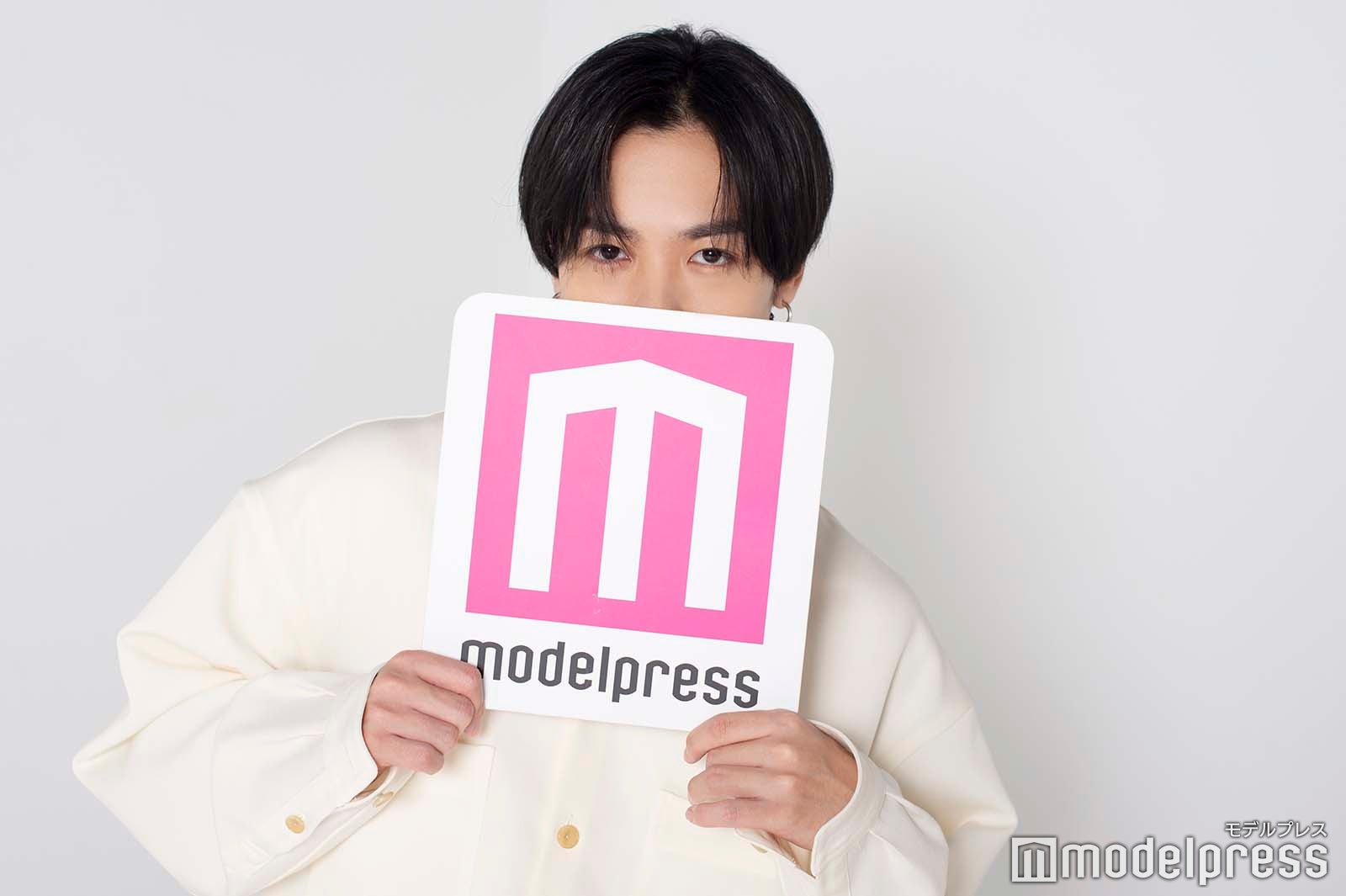 ロゴボードからひょっこり／川村壱馬（C）モデルプレス