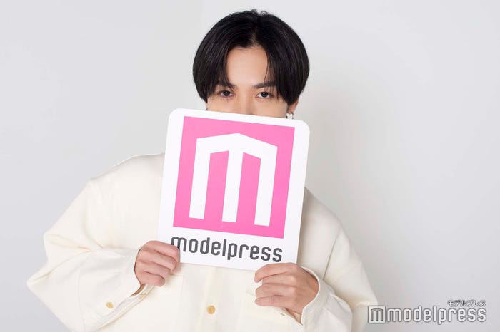 ロゴボードからひょっこり/川村壱馬(C)モデルプレス