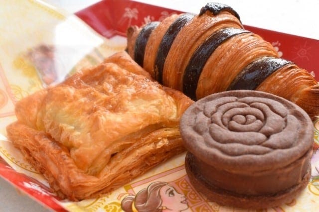 「東京ディズニーランド×Sadaharu AOKI paris」コラボレーションメニューも2022年3月30日まで提供。左がタルトカンパーニュ（エッグと4種のキノコ）750円、右がキャラメル・ガナッシュクッキーサンド600円、奥が抹茶クリームとチョコレートのクロワッサン550円。いずれも「スウィートハート・カフェ」で販売