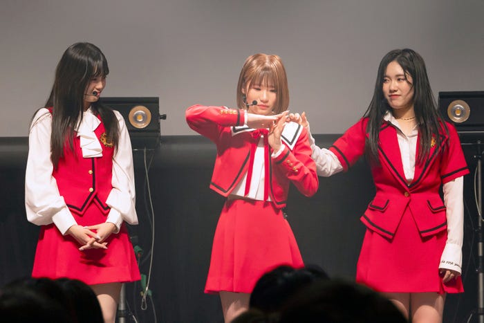 YUI(北原釉衣)、HINA(高橋妃那)、RIN(内山凜)「Debut Showcase Event HELLO」(提供写真)