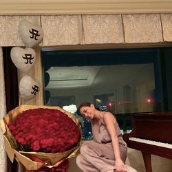 浜崎あゆみ、巨大な花束の隣で微笑む写真を披露「めちゃ可愛い〜」「綺麗だわ」