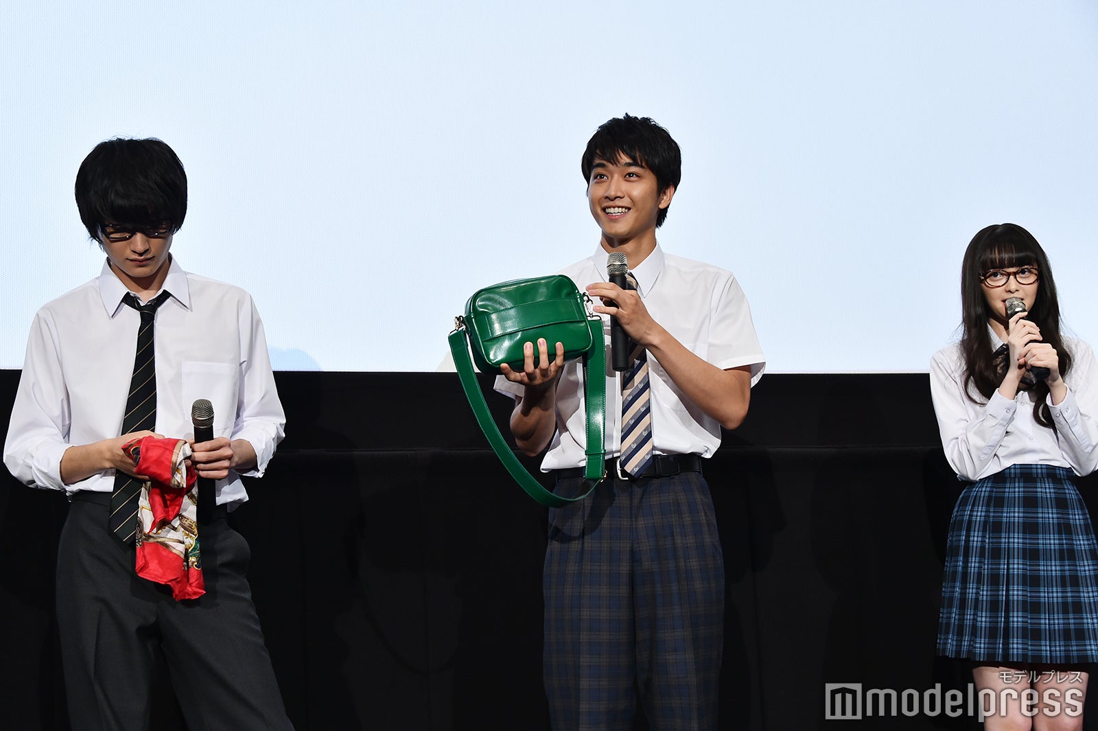 赤いスカーフを選んだ金子大地、緑のバッグを選んだ佐藤寛太（C）モデルプレス