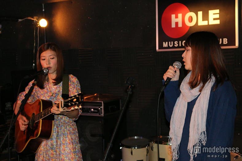 「ムービー1本で、人生は変わる?!」うた部門受賞者Ayakaさん(右)とセッションを行う住岡梨奈(左)