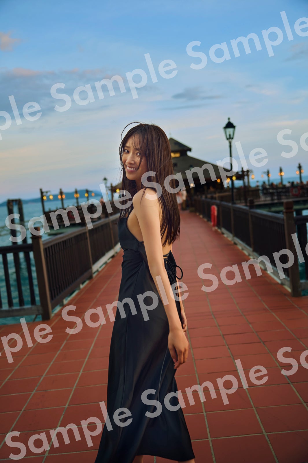 「日向坂46佐々木久美1st写真集」店別購‭入特典：‬‭TSUTAYA‬
（SHIBUYA TSUTAYAは除‬
‭く）／撮影／藤原宏
‭