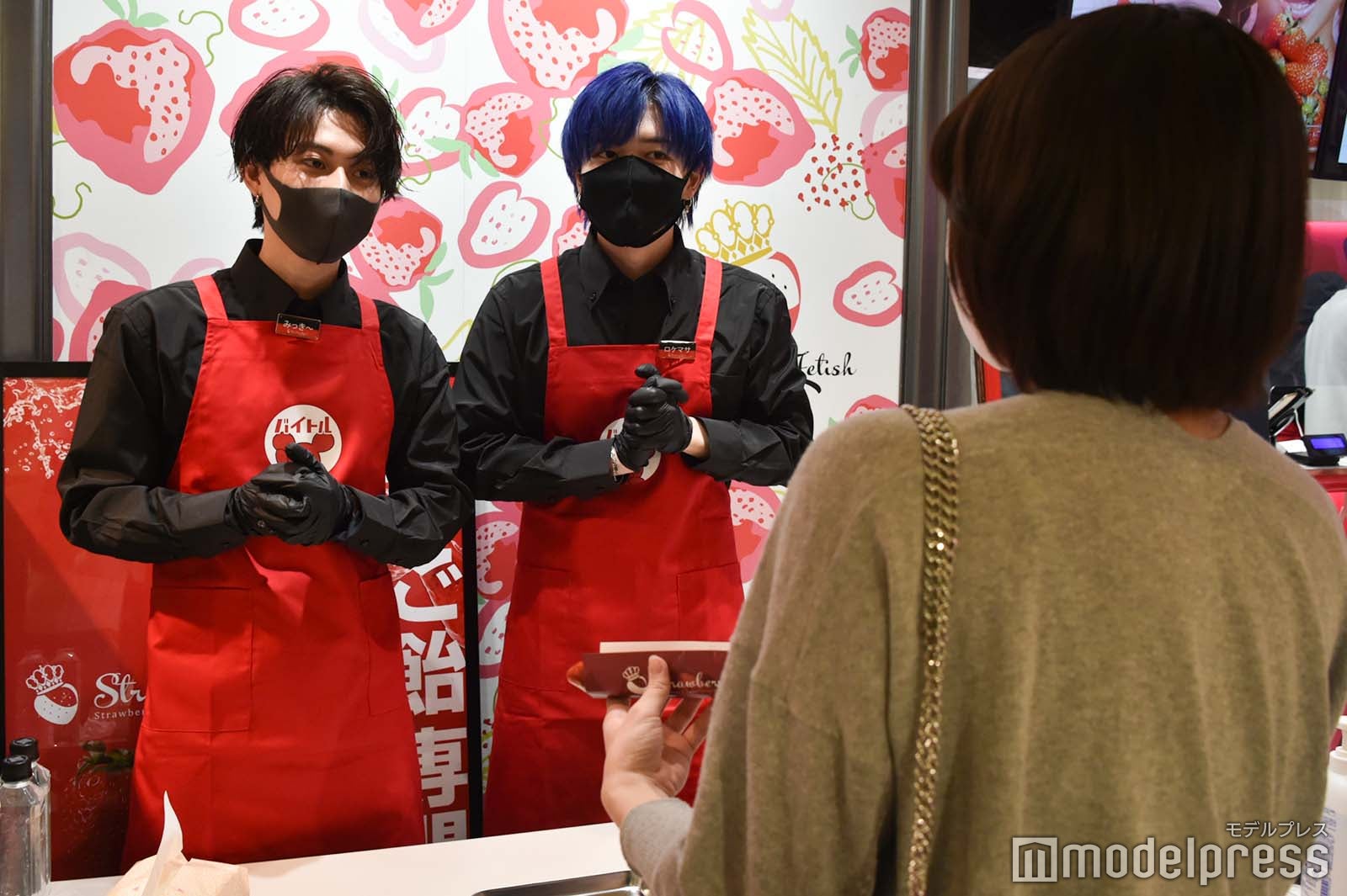 接客するみっき～、ロケマサ （C）モデルプレス