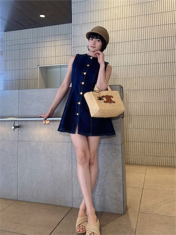 18歳男子インフルエンサー、ミニワンピから圧倒的“美脚”披露「女性が憧れるほどのスタイル」