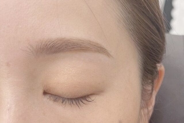今っぽい平行眉の仕上がり