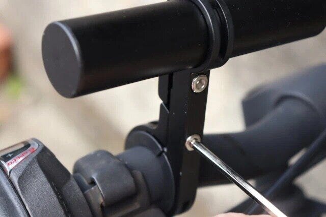 ダイソーの自転車ハンドル延長ブラケットは六角レンチ付きで買ってすぐに取り付けられる