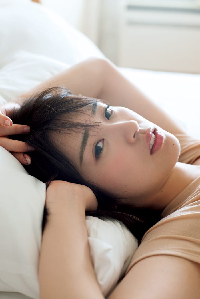 「高山一実写真集 恋かもしれない」誌面カット/画像提供:学研プラス