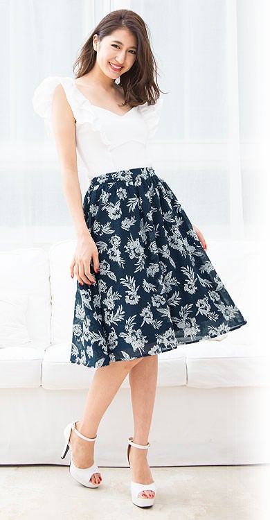 ミディアム丈モノトーン花柄フレアスカート「神戸レタス」2480円（税込）