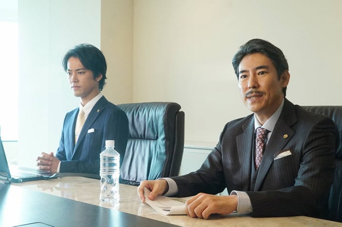 Hey! Say! JUMP山田涼介、初の会社員役で「イケメンが過ぎてる」「私も一緒に徹夜したい」の声殺到 “禁断の愛”幕開け(写真左から)桐谷健太、高嶋政伸/「カインとアベル」第1話より/画像提供:フジテレビ