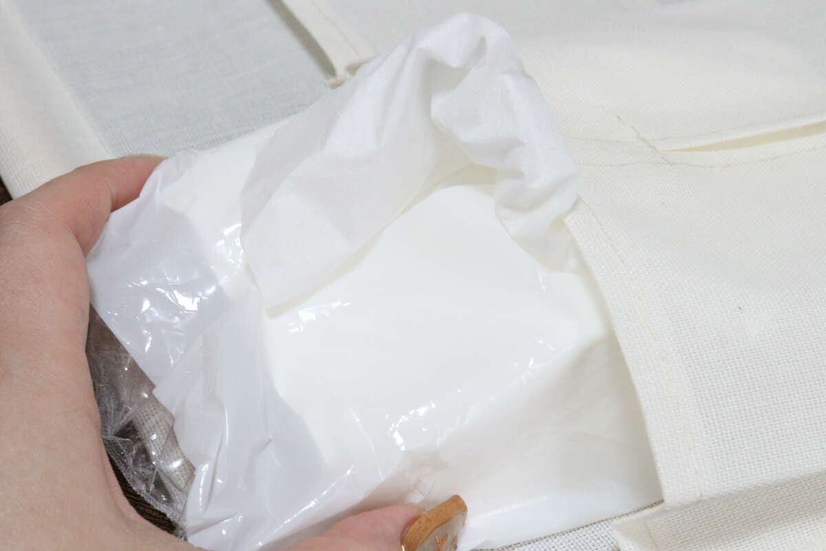 ダイソーのウォールポケット（ウッド、ティッシュケース付）にティッシュを入れる