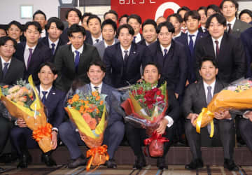 巨人 リチャードが同僚の暴露に赤面 長野久義氏の引退会見で記念撮影参加できず「控え室で」→山川がとばっちり＆牧原大が「ご迷惑を」謝罪の珍事