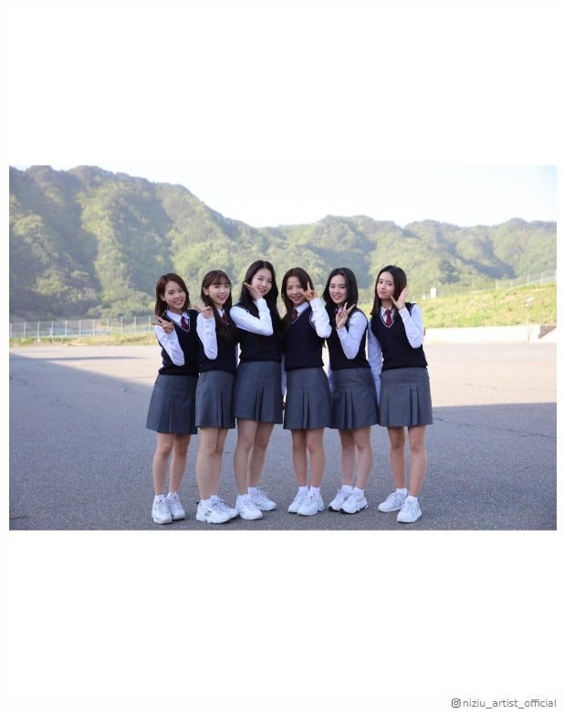 NiziUの制服姿が可愛い 先輩・Stray Kids「神メニュー」MVに出演していた
