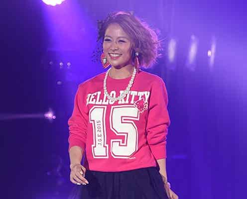 神戸蘭子、ほっそり美脚を披露 ロゴT×ミニスカで弾ける笑顔全開