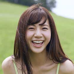モデルプレス - “日本一すっぴんが可愛い22歳”大伴理奈、谷間くっきりビキニで笑顔はじける