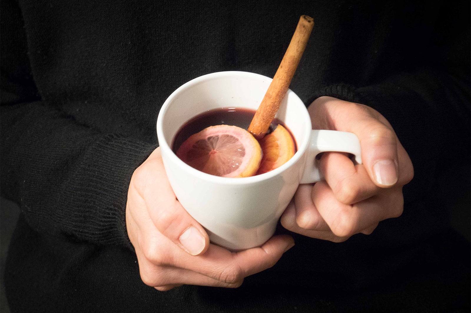 規格外の季節のフルーツを使って作るVinChaud（ホットワイン）／画像提供：BREAD LAB