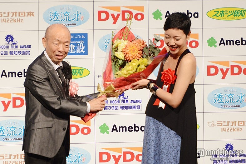 （左から）坂田利夫、安藤桃子監督