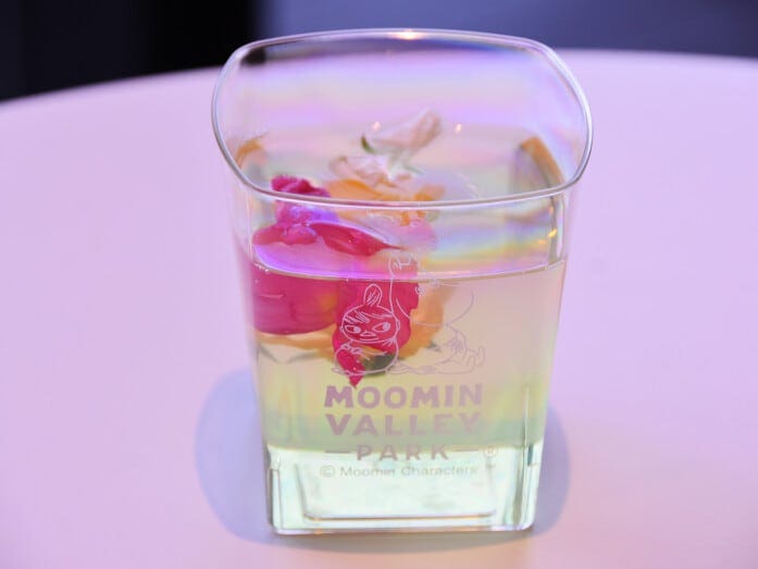 スプリングフェスティバル フラワーゼリー 500円。青りんごとライチによる2層のゼリー。「コケムス」2階の「ライブラリーカフェ」にて提供