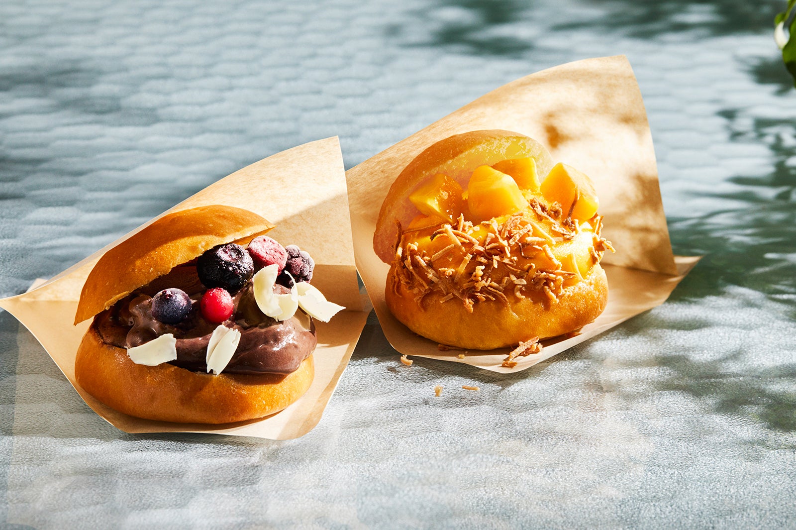 「ブリオッシュ コン ジェラート “ダークチョコレート”」「ブリオッシュ コン ジェラート “マンゴー”」／画像提供：スターバックス コーヒー ジャパン