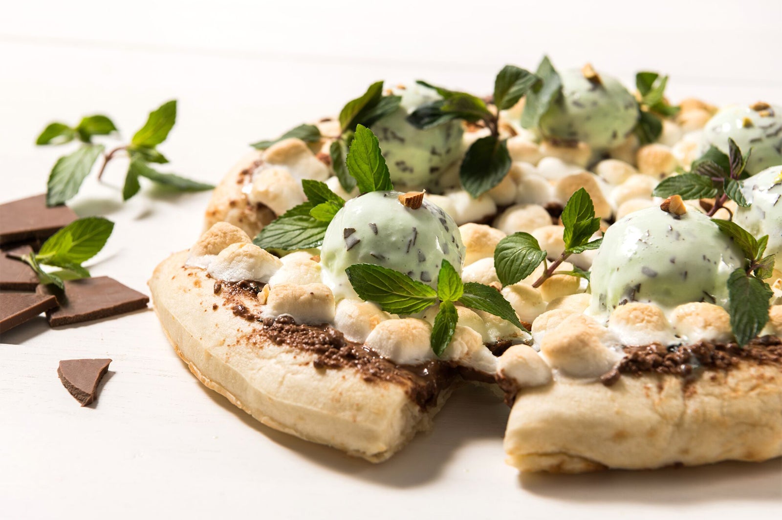 フレッシュミントチョコレートピザ　スライス ¥520／画像提供：TRANSIT GENERAL OFFICE