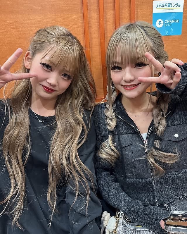 小学生ギャルモデル・りゅあ＆らら、卒業を報告 ブロンド盛り髪×刺繍入り制服姿に「唯一無二」「平成感が最高」と反響