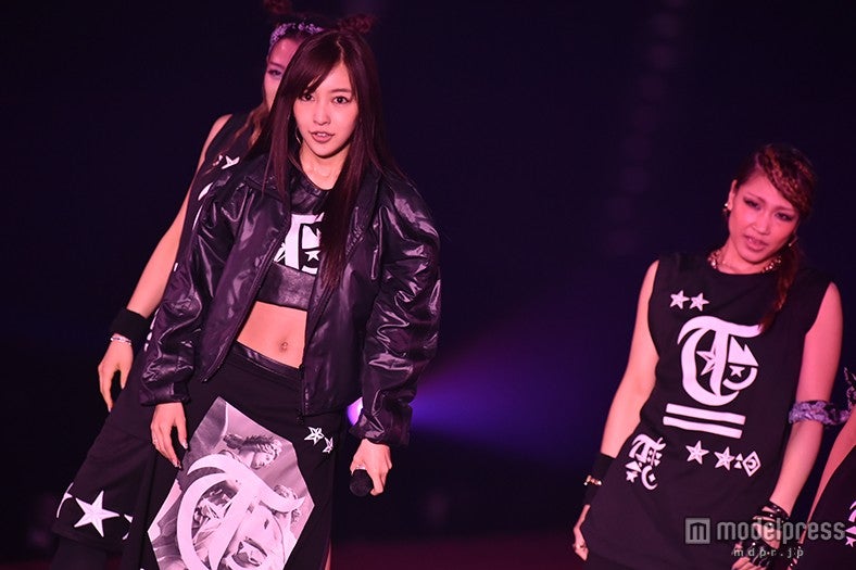 板野友美（写真左）