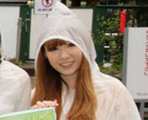 「Popteen」モデルたちが雨の中街頭募金 ファンの反応は?