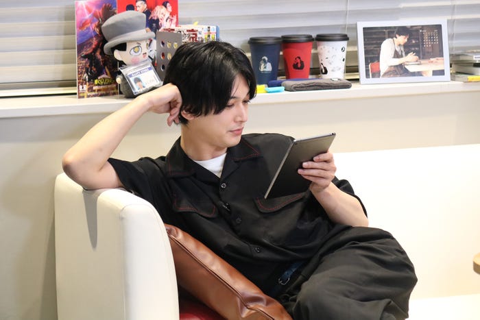 リラックスした体勢でコメントをチェックする吉沢亮(画像提供:所属事務所)