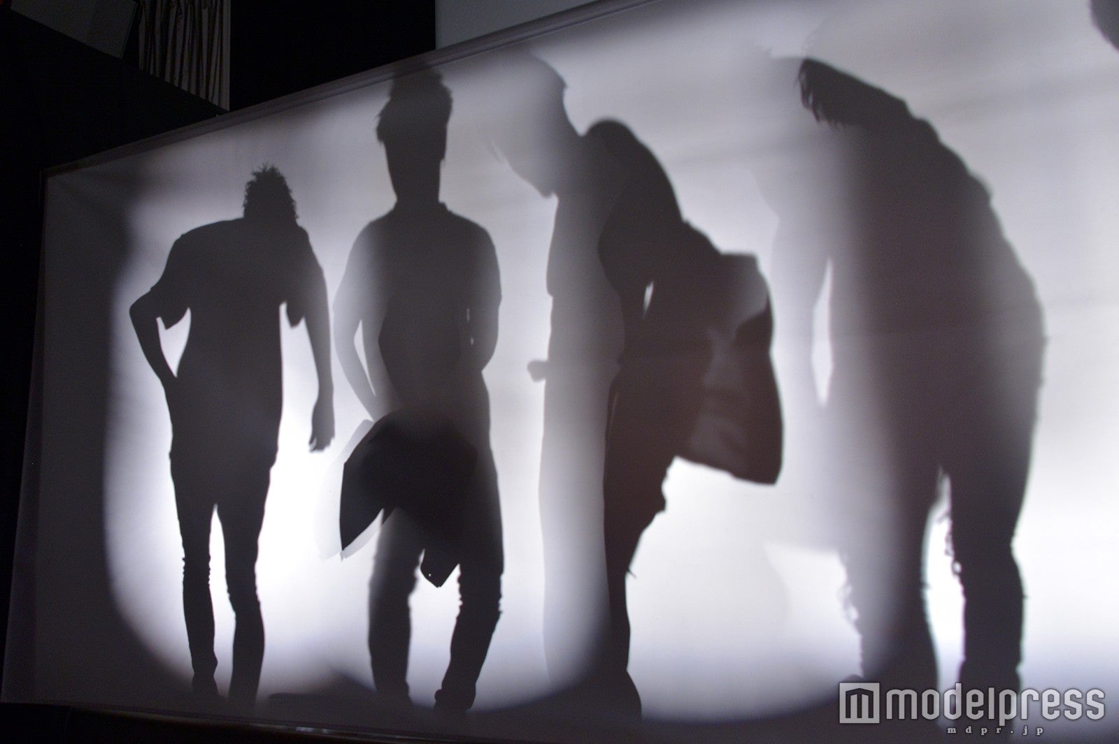 誰の影でしょう？（C）モデルプレス