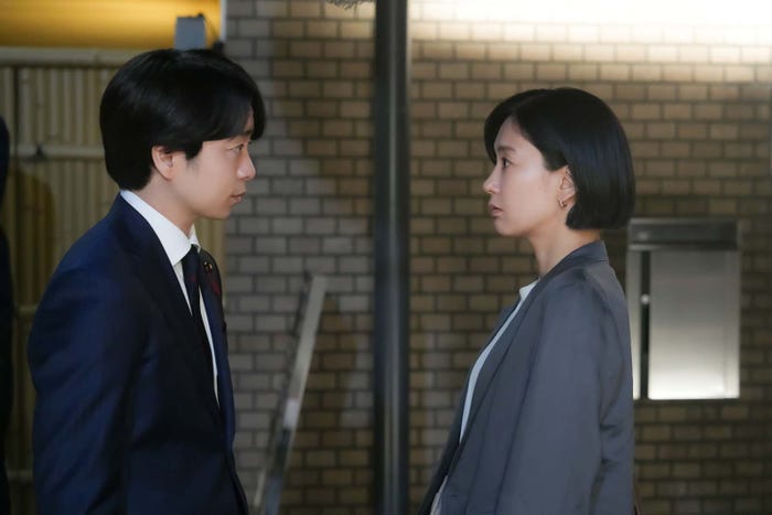 櫻井翔、水川あさみ「笑うマトリョーシカ」第1話より(C)TBS