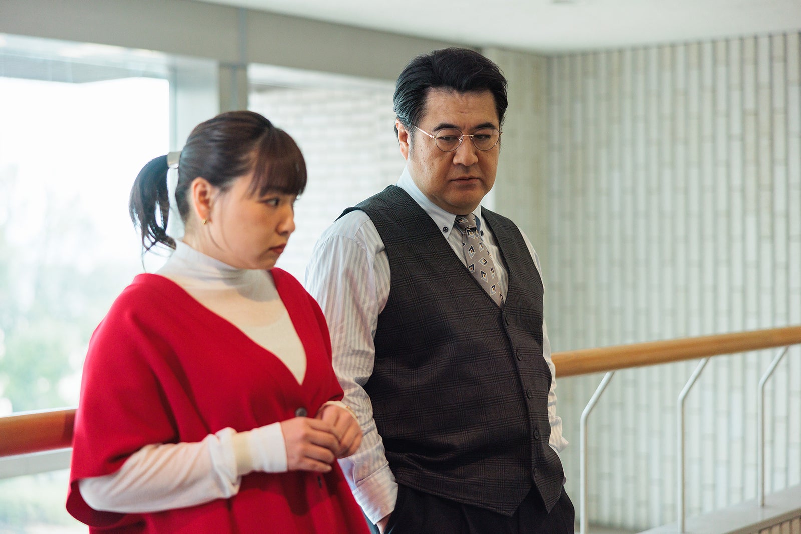 野呂佳代、小手伸也「なんで私が神説教」第4話（C）日本テレビ