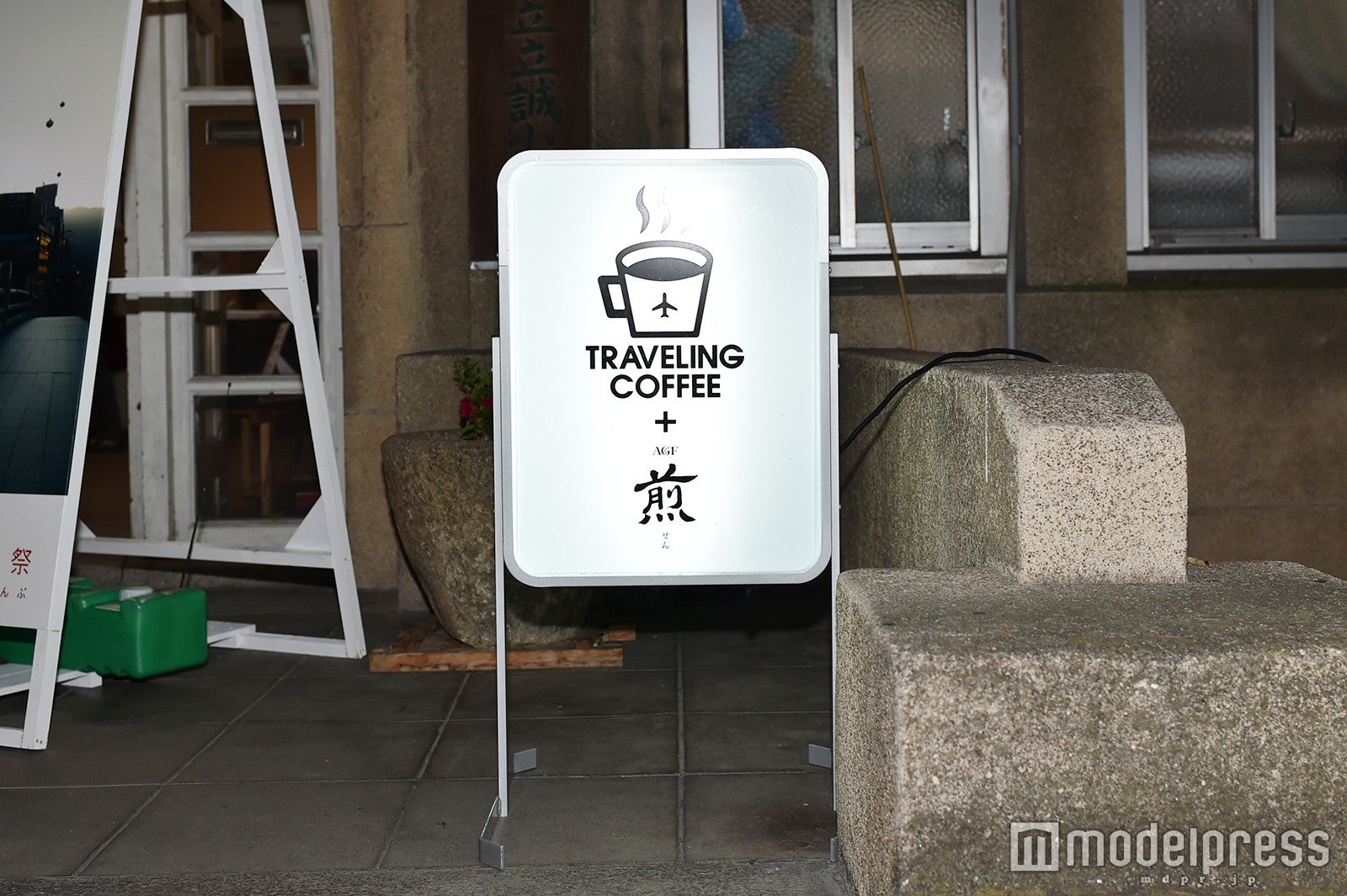 「TRAVELING COFFEE」の看板（C）モデルプレス