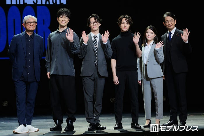 (左から)演出・堤幸彦氏、入江甚儀、川島如恵留、上田竜也、川島海荷、岡田浩暉(C)モデルプレス