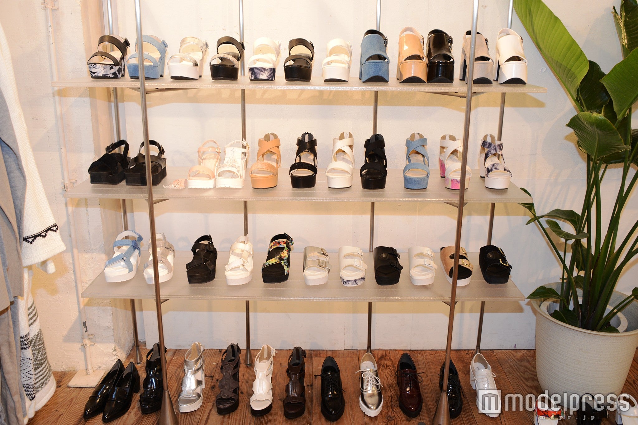 ベーシックからトレンドまでデザイン豊富なシューズ（C）モデルプレス