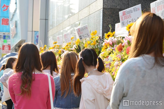 入店待ちで長蛇の列(C)モデルプレス