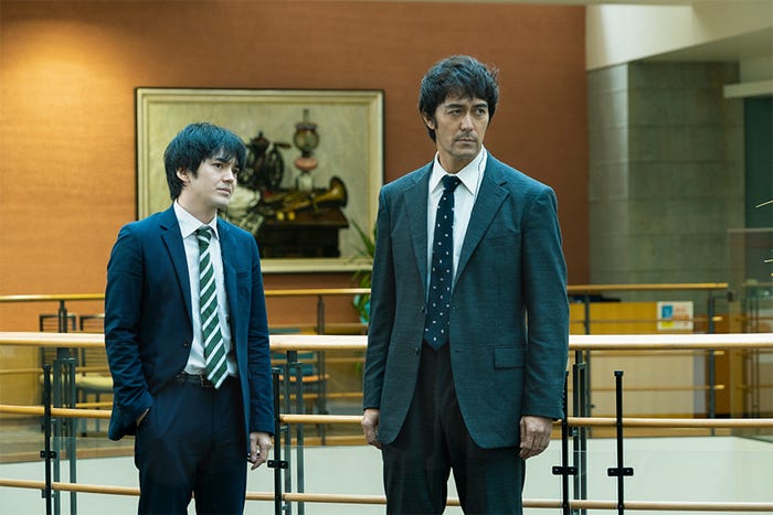 林遣都、阿部寛(C)2021映画「護られなかった者たちへ」製作委員会