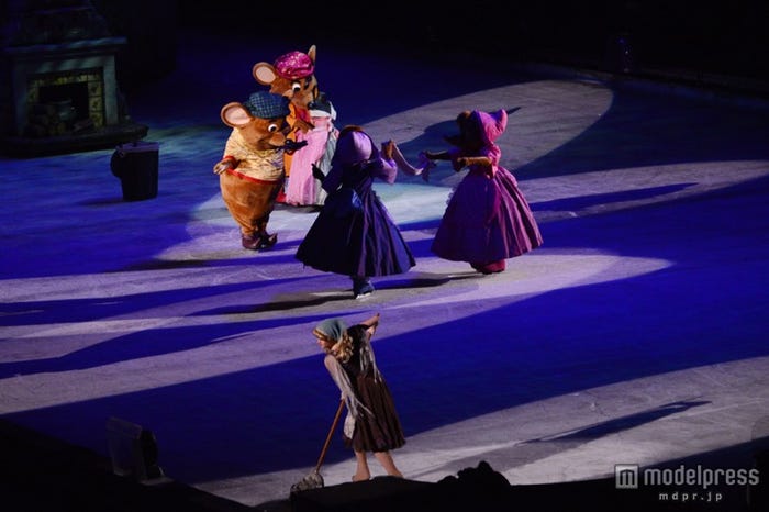 「ディズニー・オン・アイス」シンデレラの掃除中にドレスを作るネズミたち