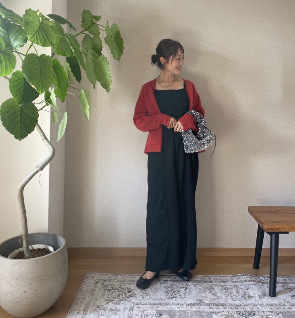 女子力アップ 赤カーデとカジュアルなサロペットを合わせて大人っぽく