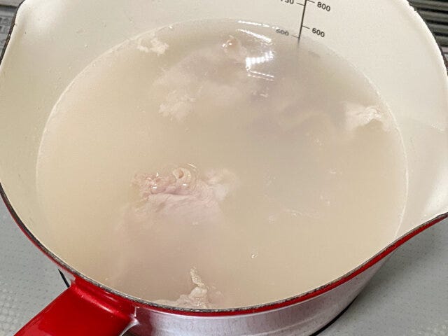 うどんをゆでた後のお湯で豚バラ肉を1枚ずつゆでる。 うどんをゆでた後のお湯で豚バラ肉を1枚ずつゆでる。