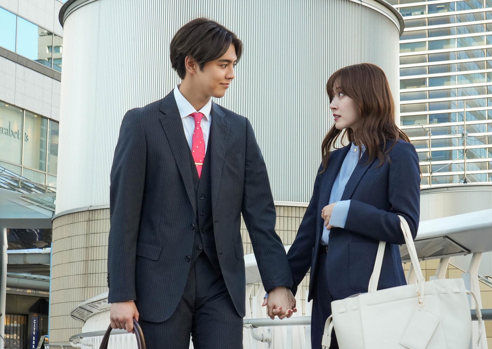 片寄涼太、鈴木愛理「推しが上司になりまして」第9話（C）「推しが上司になりまして」製作委員会