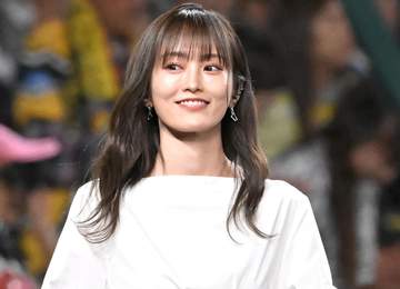 「ヤバ♥」「神！！！」山本彩 デコ出しダブルピースショットが可愛すぎ！「お姉さん感増して好き」