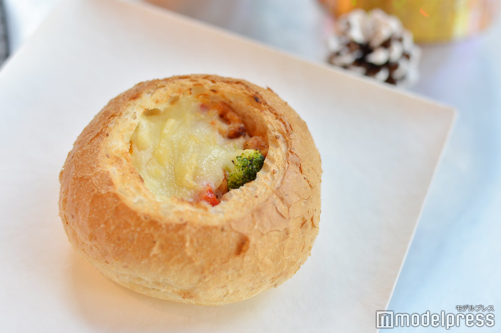 ブレッドグラタン チキントマトソイクリーム （C）モデルプレス