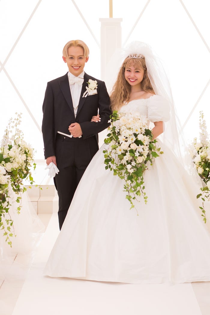 挙式を行ったぺこ&りゅうちぇる(画像提供:所属事務所)