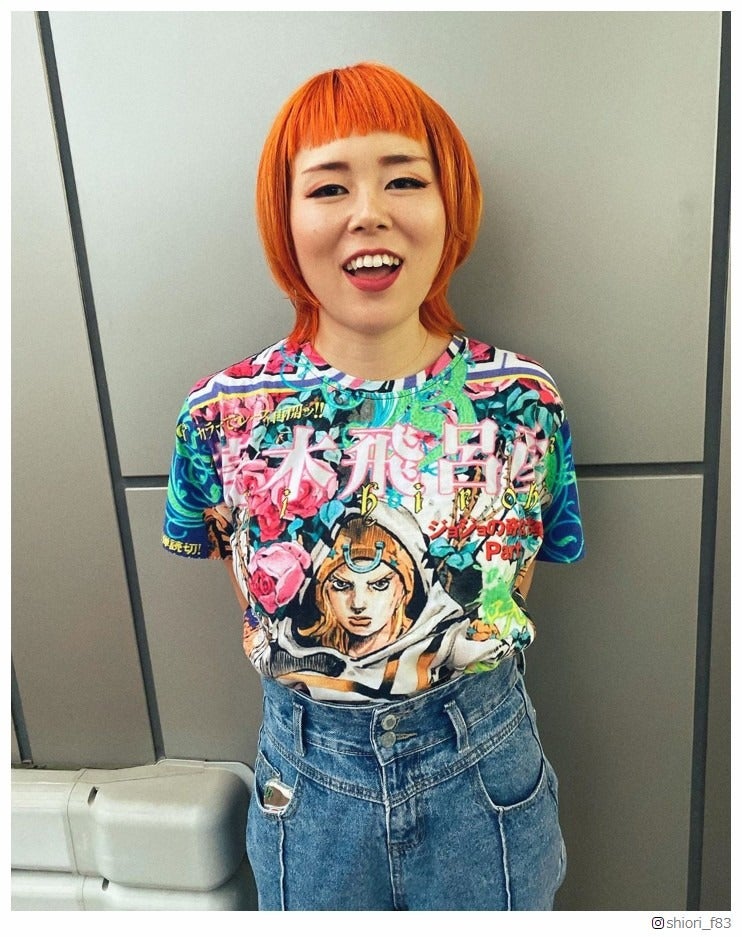 藤原史織（ブルゾンちえみ）、オレンジ髪にガラリイメチェン“ジョジョT”にも注目集まる