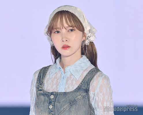 元日向坂46加藤史帆、センタースリットから色白美脚チラリ【GirlsAward 2025SS】